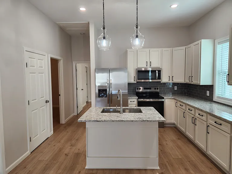 726 W Star St — Photo 2