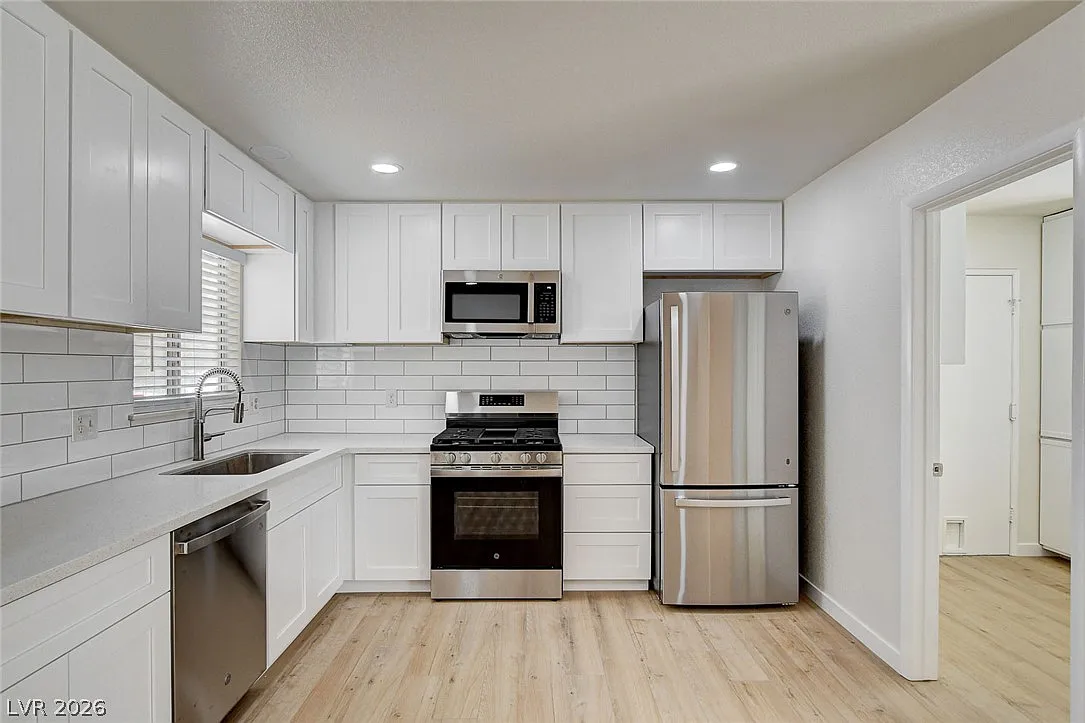 3 bed, 2.0 bath, 1358 sqft, $2,400 — Photo 3