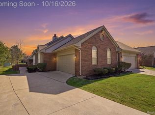 15710 Golfview Dr, Riverview, MI 48193