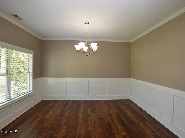 304 Vilas Way S — Photo 2