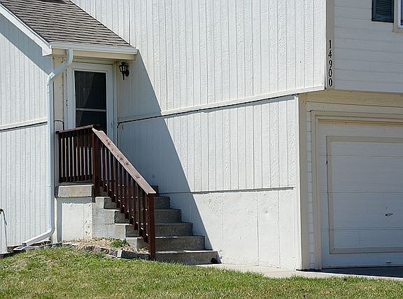 4th image of 14900 Kelly Dr