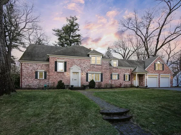 23 Greenwich Rd, Longmeadow, MA 01106