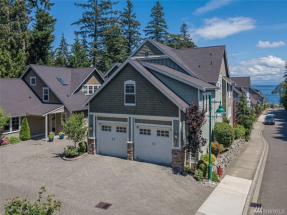 2nd image of 3207 Emerald Ln