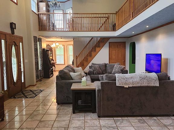 5th image of 105 Chrystal Ln