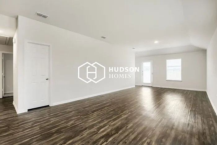 4 bed, 2.0 bath, 1571 sqft, $1,449 — Photo 2