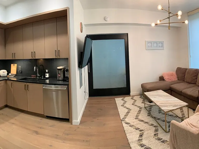 1321 Seneca St — Photo 1