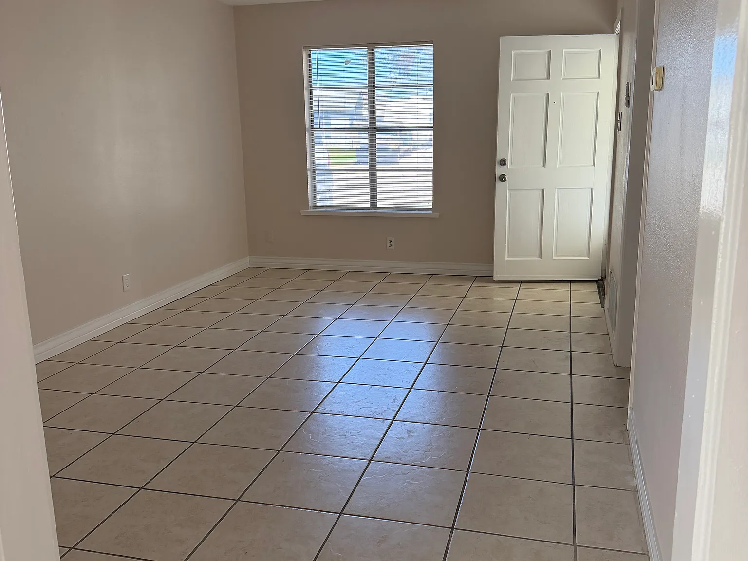 3 bed, 1094 sqft, $2,000 — Photo 3