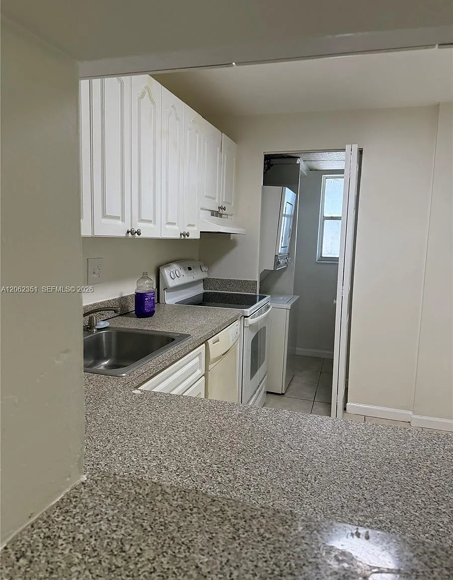 Versailles Gardens Condo — Photo 2