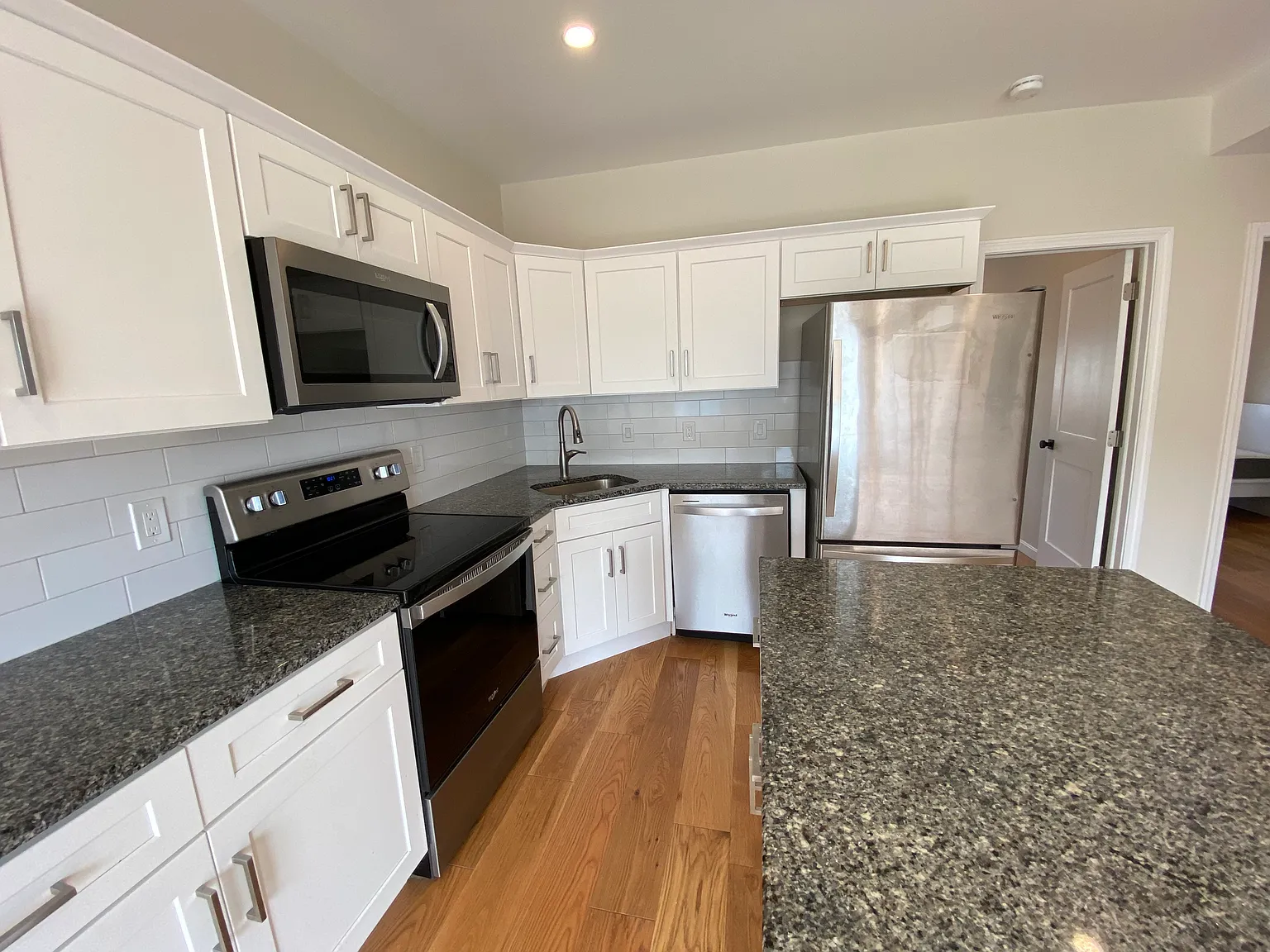 2 bed, 800 sqft, $3,000 — Photo 3