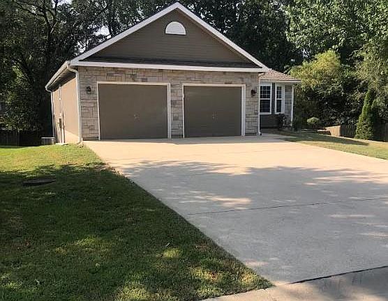 3rd image of 841 Meadow Ln