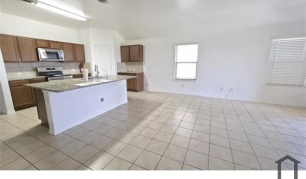 5 bed, 2054 sqft, $2,999 — Photo 3