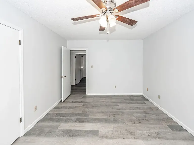 120 Colonial Ct — Photo 13