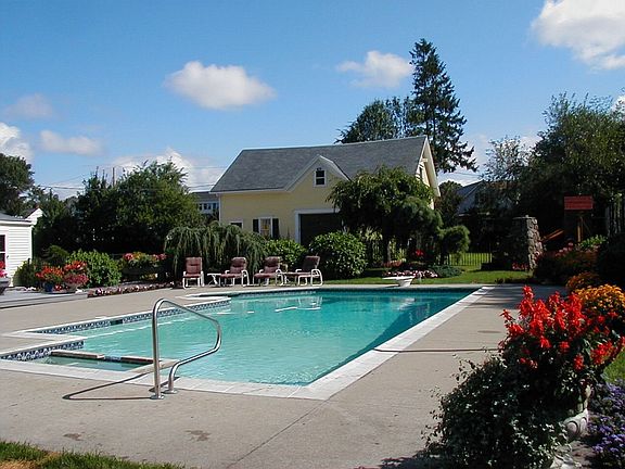 Heated Gunite Pool w Jacuzzi