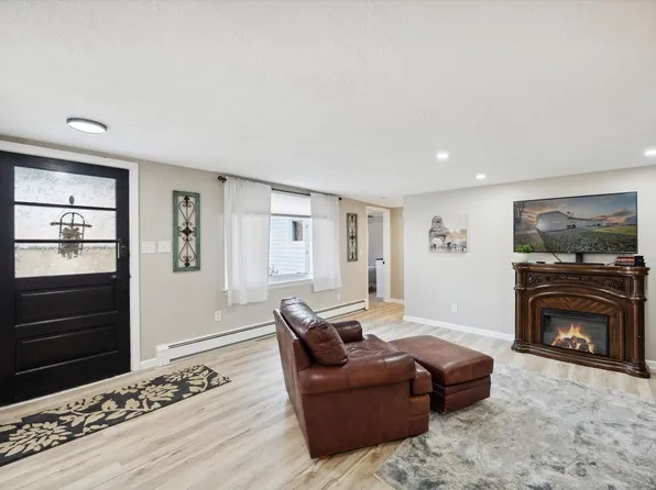 26 N Aurora Rd, Aurora, OH 44202