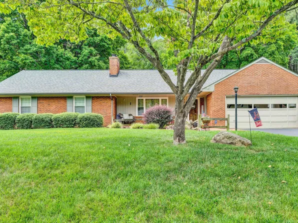 2069 Brookfield Dr, Roanoke, VA 24018