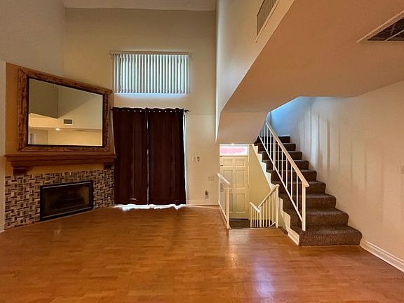 3rd image of 6540 Hayvenhurst Ave Unit 6
