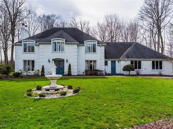 1969 Twin Oaks Dr, Girard, OH 44420