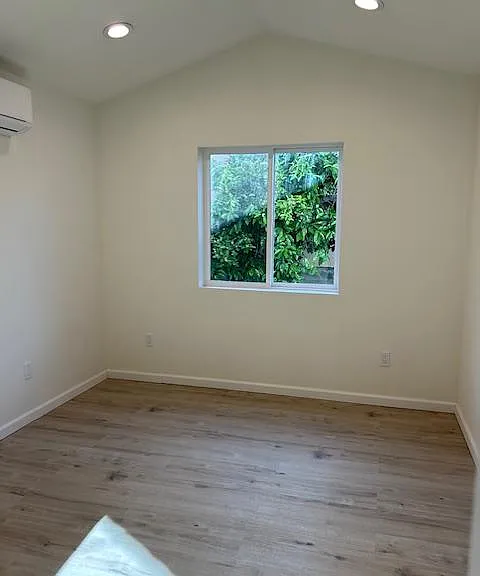 5051 Enfield Ave — Photo 11