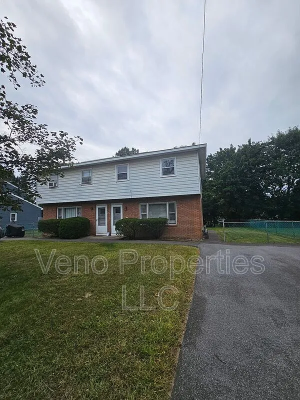 3 bed, 1.5 bath, 1200 sqft, $1,900 — Photo 1