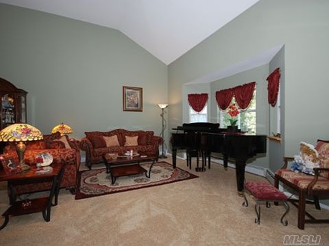 4th image of 25 Diane Dr
