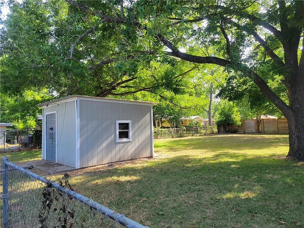 3 bed, 2.0 bath, 1360 sqft, $1,795 — Photo 3