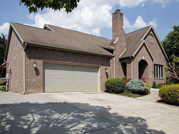 3rd image of 2860 Barrington Dr