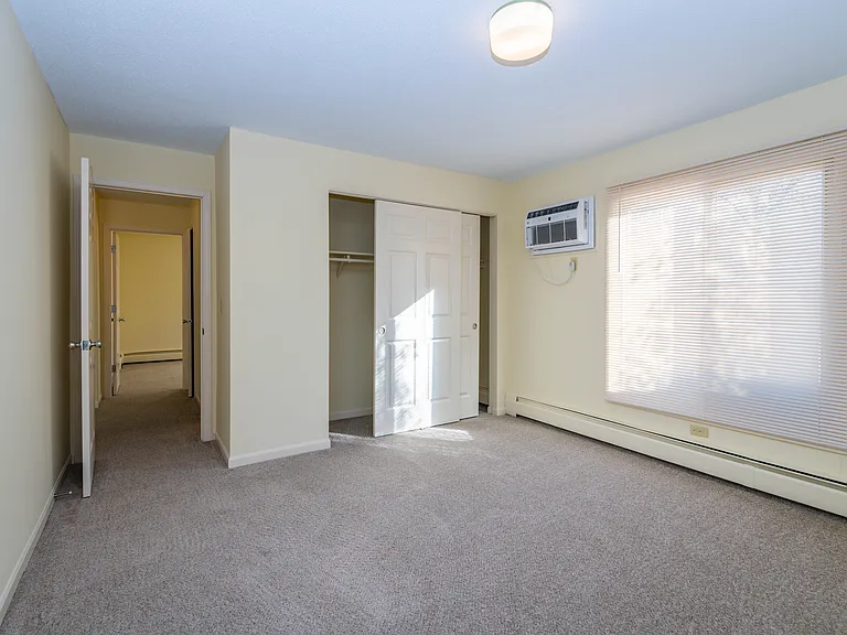 Silver Oaks Court Apartments — Photo 4