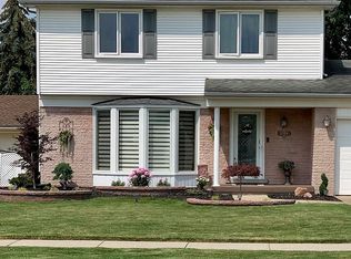 27154 Mayfair Ave, Brownstown, MI 48183