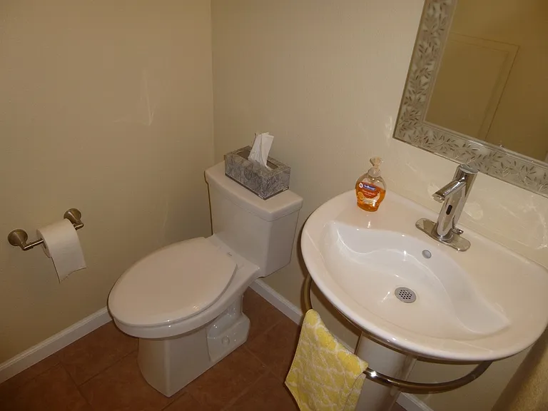 2435 Country Ln — Photo 7