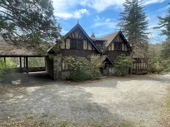 32 E Lake Stable Road, Tuxedo Park, NY 10987