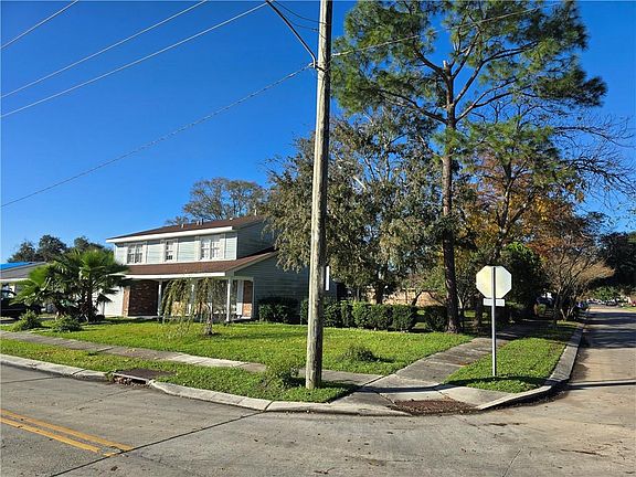 2nd image of 800 Oakwood Dr
