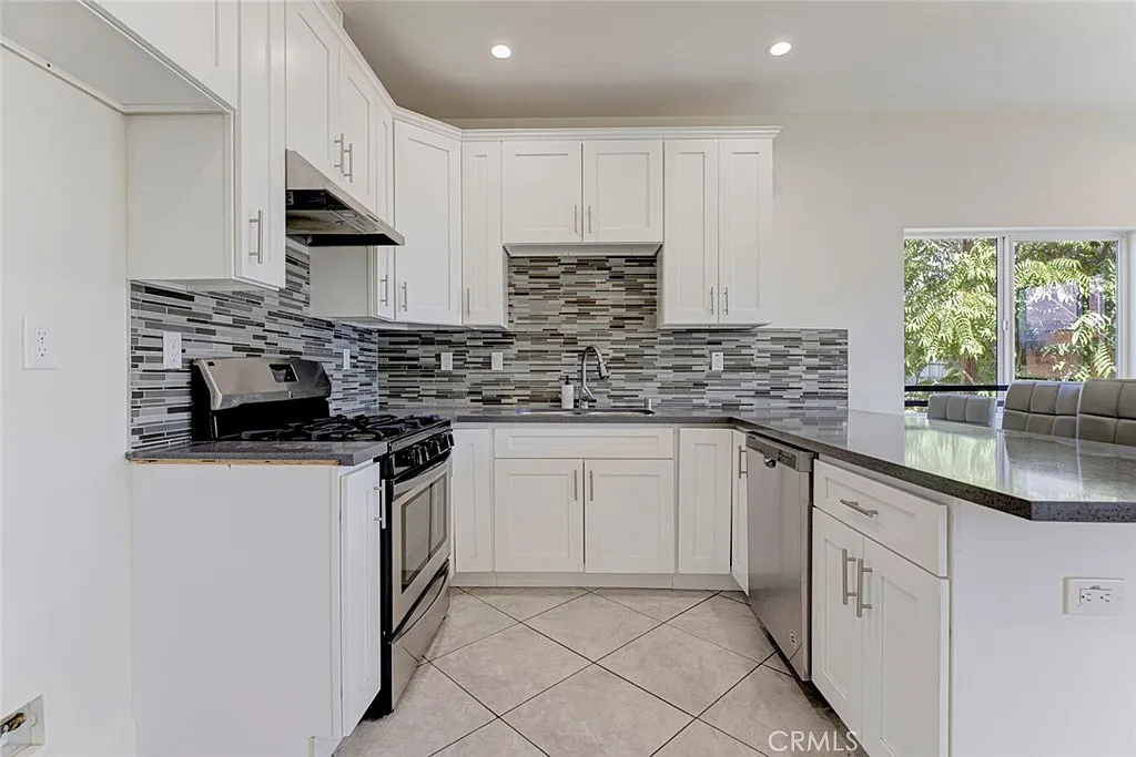 2 bed, 900 sqft, $2,700 — Photo 4