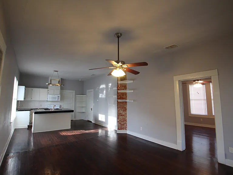 522 W Dobbs St — Photo 2