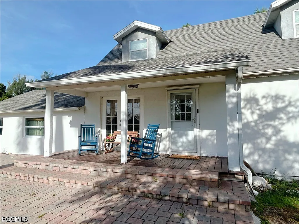 3 bed, 2.0 bath, 1951 sqft, $2,400 — Photo 2
