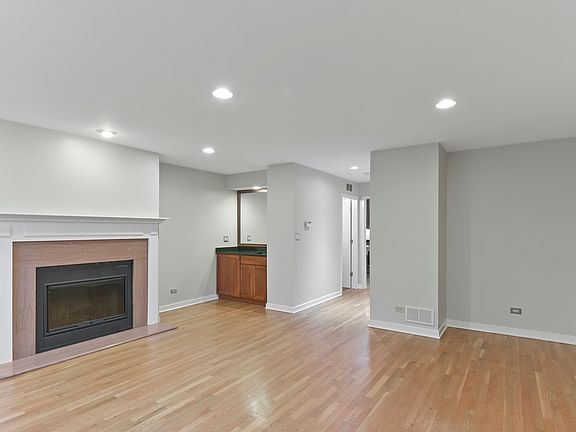 5th image of 933 W Wrightwood Ave #B
