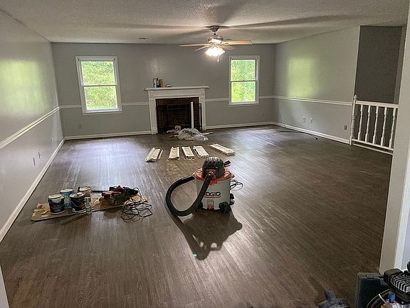 Lining room w/gas fireplace 