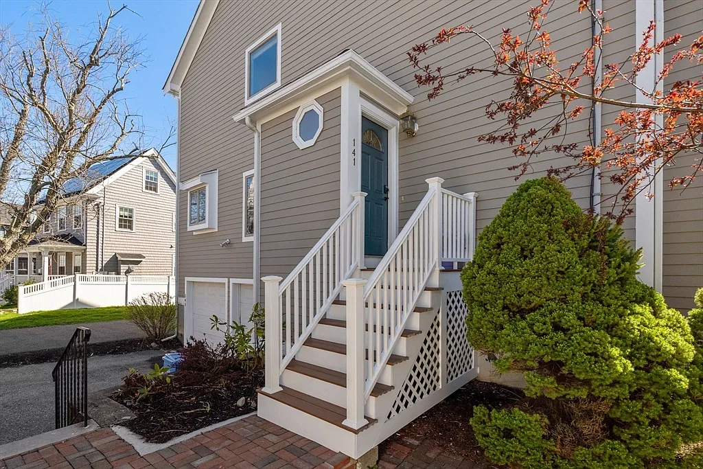 Building Photo - 141 Grovers Ave #141