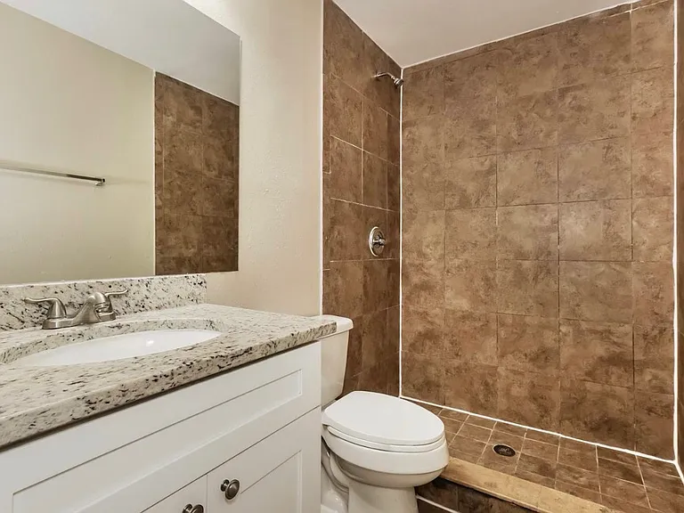1720 Lake Crest Ave — Photo 3