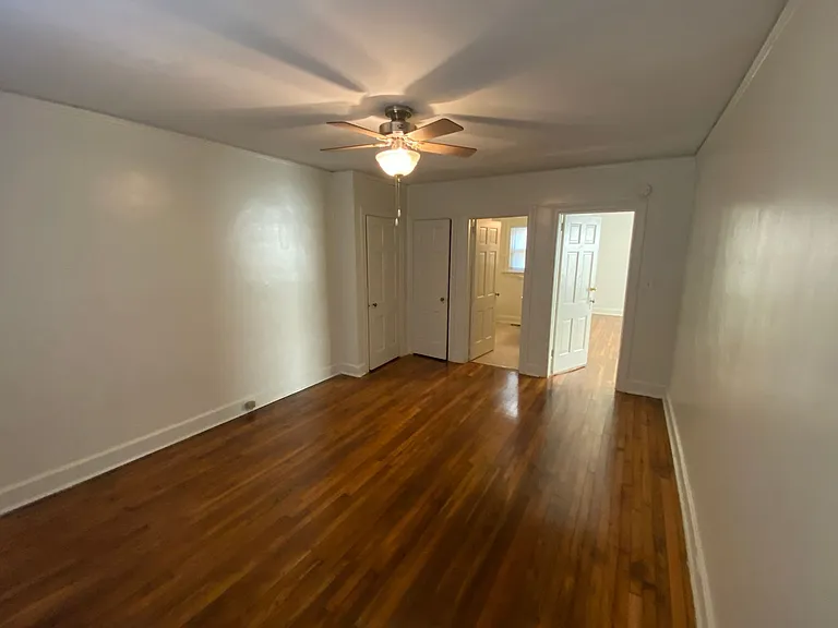 Adorable 1 Bedroom Duplex in Old West Durham - Walk to 9th St! — Photo 11