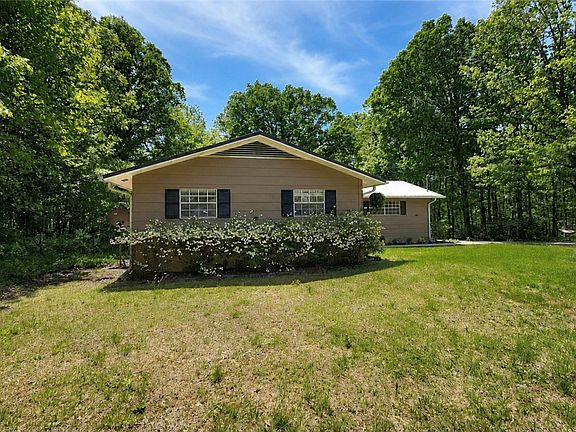 3rd image of 380 Honeysuckle Dr