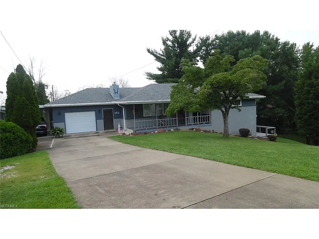 1711 Forest Hills Dr photo 1