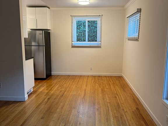 3rd image of 14041 Moorpark St #1