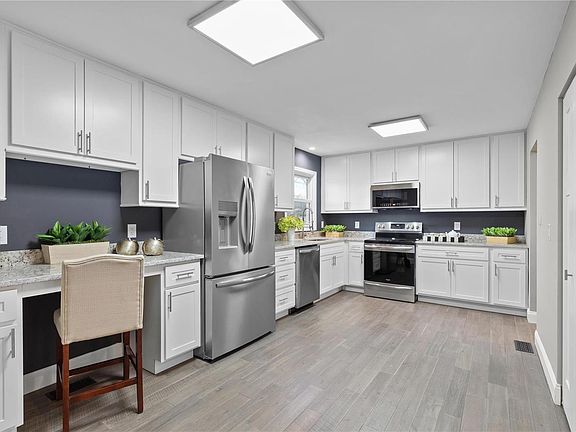 5th image of 661 Clear Brook Dr