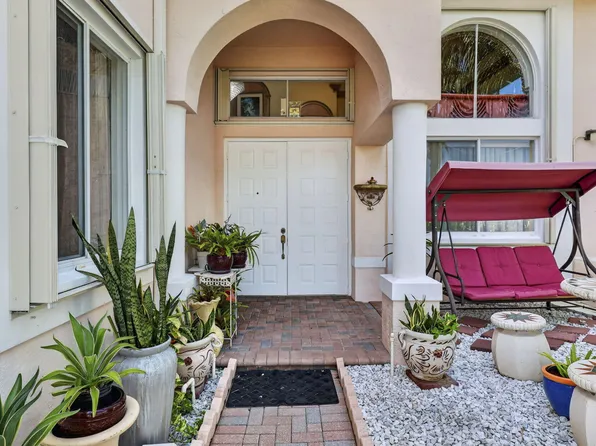 120 ISOLA Circle, Royal Palm Beach, FL 33411