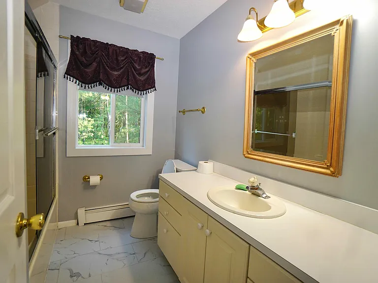 2nd floor full bathroom.