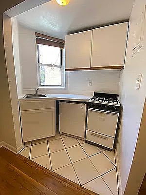3rd image of 235 E 27th St APT 3D