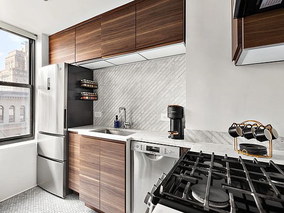 3rd image of 161 W 16th St APT 8E