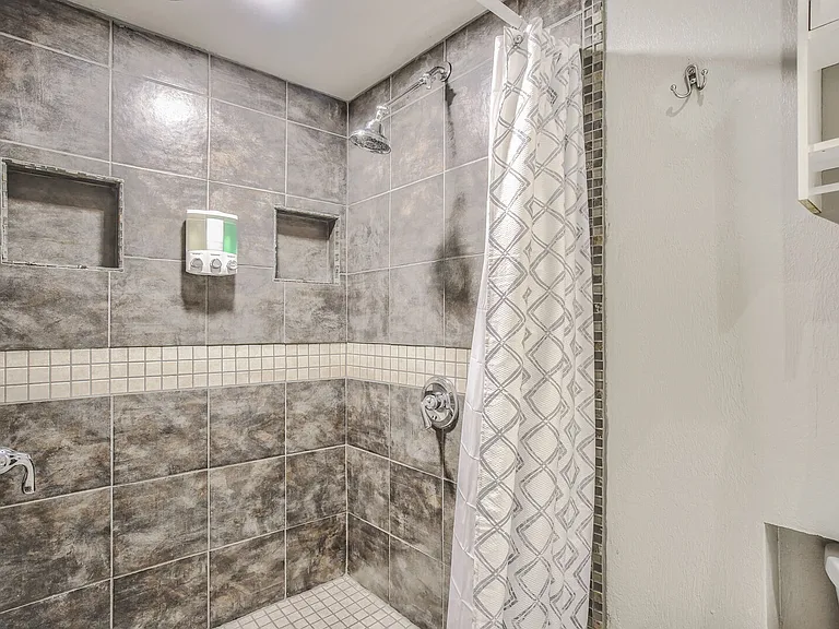 Hawkesbury Dr — Photo 17