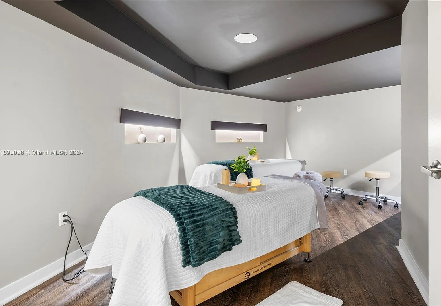 2 bed, 2.5 bath, 1237 sqft, $7,000 — Photo 2