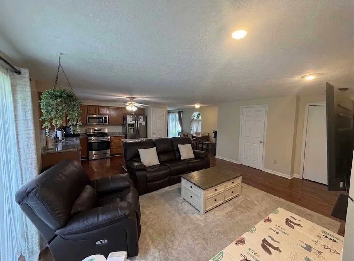 3 bed, 1.5 bath, 1150 sqft, $2,400 — Photo 1